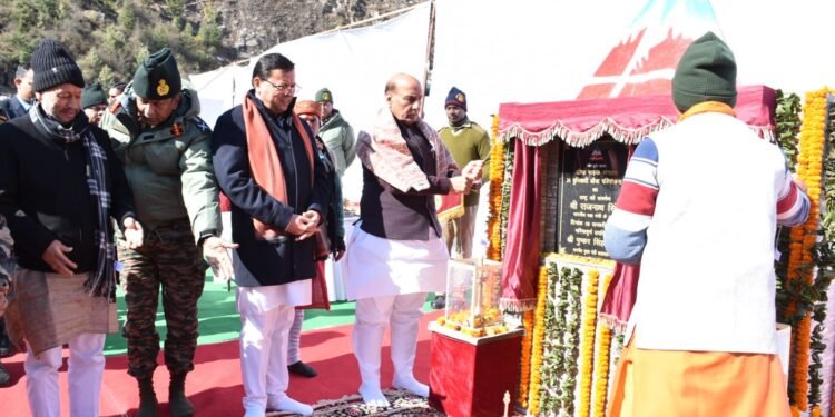 मुख्यमंत्री धामी ने देवभूमि आगमन पर रक्षा मंत्री का स्वागत एवं अभिनंदन करते हुए सीमांत क्षेत्रों की विकास परियोजनाओं के लोकार्पण पर आभार व्यक्त किया 