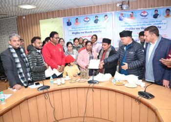 हरिद्वार: मंत्री चिकित्सा स्वास्थ्य एवं चिकित्सा शिक्षा, सहकारिता, उच्च शिक्षा, विद्यालयी शिक्षा एवं संस्कृत शिक्षा डॉ0 धन सिंह रावत ने शनिवार को मेला नियंत्रण भवन(सीसीआर) में चिकित्सा स्वास्थ्य एवं परिवार कल्याण विभाग द्वारा नव चयनित नर्सिंग अधिकारियों हेतु आयोजित नियुक्ति पत्र वितरण समारोह में प्रतिभाग किया।