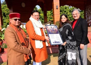 आ रहे भगवान है की रचयिता श्रीमती प्राची ने आज मुख्यमंत्री श्री पुष्कर सिंह धामी को अपनी काव्य रचना की प्रति भेंट की..