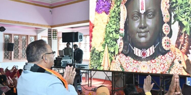 मसूरी के लक्ष्मी नारायण मंदिर में श्रीराम मंदिर प्राण प्रतिष्ठा समारोह के बाद वर्चुअल रुप से रामलला के दर्शन कैबिनेट मंत्री गणेश जोशी ने किये   