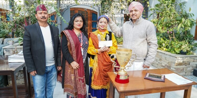 सम्मान समारोह में सृष्टि भारद्वाज को 51,000/- रुपये (इक्यावन हज़ार रुपये) का चेक एवम् श्री दरबार साहिब का स्मृति चिन्ह देकर सम्मानित किया