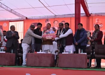 मुख्यमंत्री धामी ने कहा कि लोकतंत्र की मजबूती के लिए मतदाताओं की महत्वपूर्ण भूमिका होती है