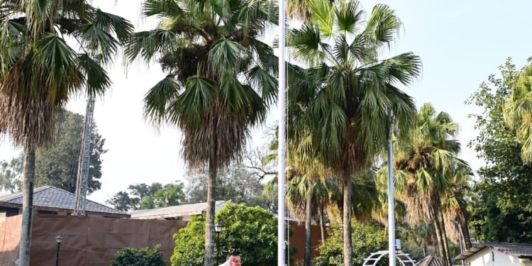 मुख्यमंत्री पुष्कर सिंह धामी ने गणतंत्र दिवस के अवसर पर मुख्यमंत्री आवास में राष्ट्रीय ध्वज फहराया..