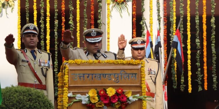 पुलिस महानिदेशक अभिनव कुमार ने पुलिस मुख्यालय मे ध्वजारोहण कर सभी को संविधान की उद्देशिका की शपथ दिलाई..   