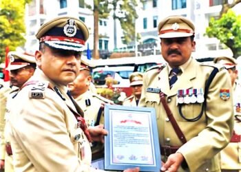 पुलिस महानिदेशक अभिनव कुमार ने एसएसपी देहरादून अजय सिंह को किया सम्मानित   