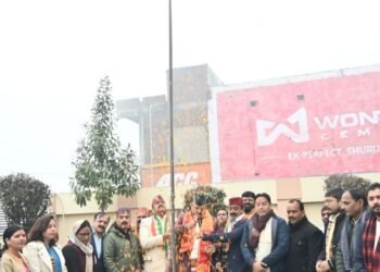 रुद्रपुर स्थित भाजपा के जिला कार्यालय में ध्वजारोहण करते जनपद प्रभारी मंत्री गणेश जोशी