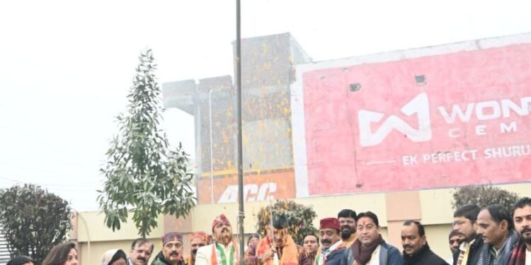 रुद्रपुर स्थित भाजपा के जिला कार्यालय में ध्वजारोहण करते जनपद प्रभारी मंत्री गणेश जोशी