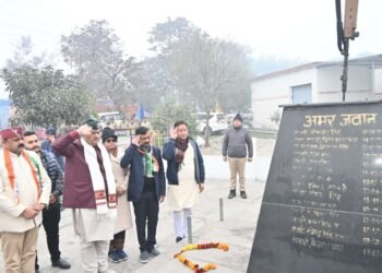 मंत्री गणेश जोशी ने राष्ट्रपति से जीवन रक्षा पदक पुरस्कार प्राप्त करने वाले उत्तराखंड पुलिस के जवान नरेश जोशी को 51 हजार रुपए की राशि देने की घोषणा की