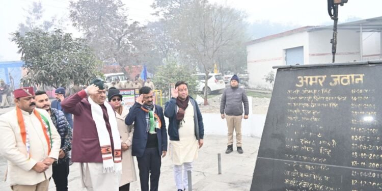 मंत्री गणेश जोशी ने राष्ट्रपति से जीवन रक्षा पदक पुरस्कार प्राप्त करने वाले उत्तराखंड पुलिस के जवान नरेश जोशी को 51 हजार रुपए की राशि देने की घोषणा की 