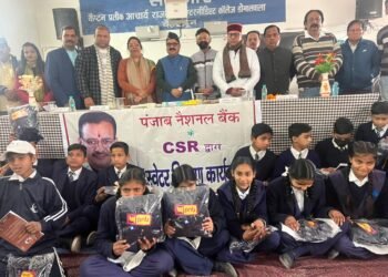 सेवा सप्ताह के तहत राजकीय इंटर कॉलेज डोभालवाला में 400 विधार्थीयो को ट्रैक सूट हुए वितरित   