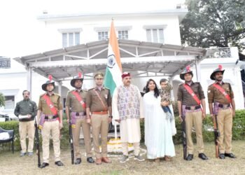 महाराज ने अपने कैम्प कार्यालय परिसर में किया ध्वजारोहण   