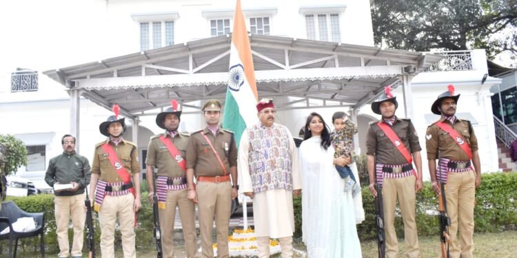 महाराज ने अपने कैम्प कार्यालय परिसर में किया ध्वजारोहण   