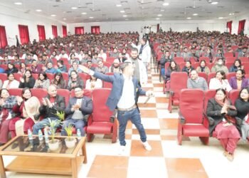 श्री गुरु राम राय विश्वविद्यालय में 2 घण्टे तक हा हा हा….अन्तर्राष्ट्रीय लाफ्टर योग गुरु हरीश रावत ने खूब हंसाया