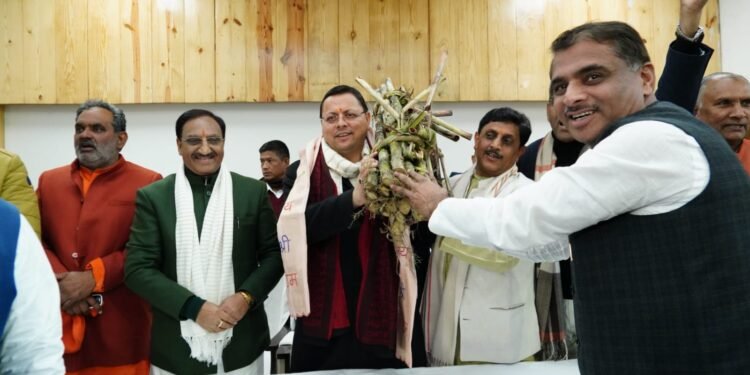 मुख्यमंत्री धामी से हरिद्वार के किसानों ने भेंट कर राज्य में गन्ना मूल्य में 20 रूपये प्रति क्विंटल वृद्धि करने पर मुख्यमंत्री धामी का आभार व्यक्त किया