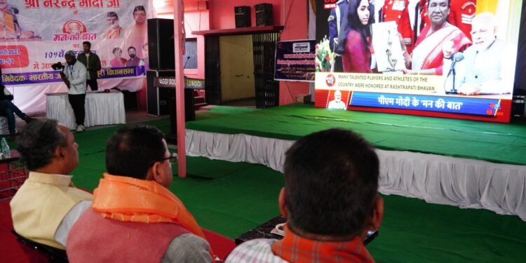 मुख्यमंत्री धामी ने जाखन, देहरादून में प्रधानमंत्री नरेन्द्र मोदी के मन की बात कार्यक्रम का 109 वां संस्करण सुना