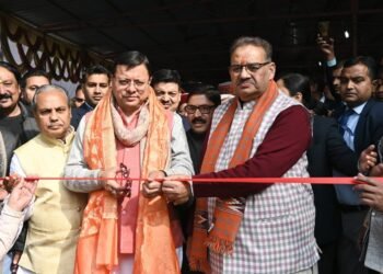 सेवा सप्ताह के तहत देहरादून में दिव्यांगजन सहायता शिविर का रिबन काटकर शुभारंभ करते मुख्यमंत्री पुष्कर सिंह धामी और कैबिनेट मंत्री गणेश जोशी