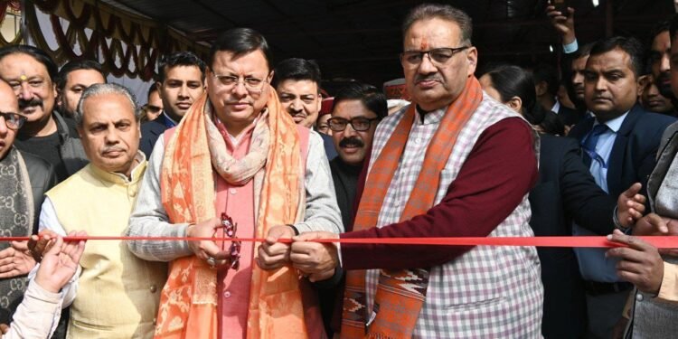 सेवा सप्ताह के तहत देहरादून में दिव्यांगजन सहायता शिविर का रिबन काटकर शुभारंभ करते मुख्यमंत्री पुष्कर सिंह धामी और कैबिनेट मंत्री गणेश जोशी