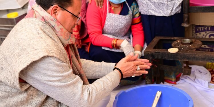 श्री केदारनाथ धाम में एनआरएलएम के तहत काली माता स्वयं सहायता समूह एवं देवी धार स्वयं सहायता समूह के साथ महा प्रसाद बनाते हुए मुख्यमंत्री ने अपने बचपन की यादें उनसे साझा की..