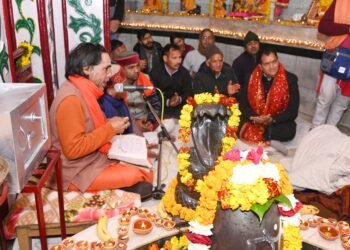 टपकेश्वर महादेव स्थित श्री संतोषी माता मंदिर के 26 वे स्थापना दिवस के अवसर पर कैबिनेट मंत्री डॉ प्रेमचंद अग्रवाल ने 1100 दीप द्वारा मां की दिव्या भव्य आरती की    