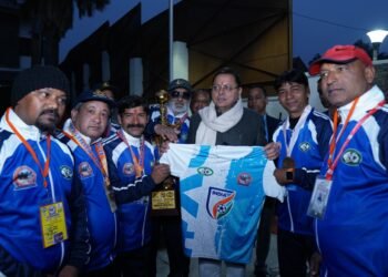 मुख्यमंत्री धामी ने इंटरनेशनल फुटबाल प्रतियोगिता मे प्रतिभाग करंने वाले 24 खिलाड़ियों को सम्मानित किया।