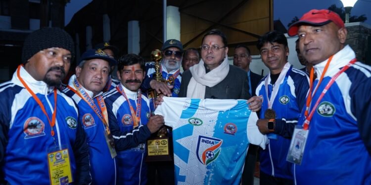 मुख्यमंत्री धामी ने इंटरनेशनल फुटबाल प्रतियोगिता मे प्रतिभाग करंने वाले 24 खिलाड़ियों को सम्मानित किया।
