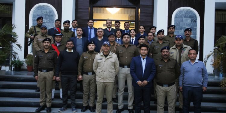 नई दिल्ली स्थित उत्तराखण्ड सदन के भूतल में मुख्यमंत्री पुष्कर सिंह धामी के दिशानिर्देशानुसार उत्तराखण्ड पुलिस महानिदेशक अभिनव कुमार ने पुलिस बैरक का उद्घाटन किया.