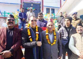 डॉ अग्रवाल ने जेल में सजा काट रहे कैदियों से मुलाकात की और उन्हें गणतंत्र दिवस की शुभकामनाएं देते हुए जेल प्रशासन को उनकी ओर से मिष्ठान वितरित करने के लिए कहा