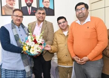 कृषि मंत्री गणेश जोशी से मुलाकात करते पतंजलि का प्रतिनिधि मंडल