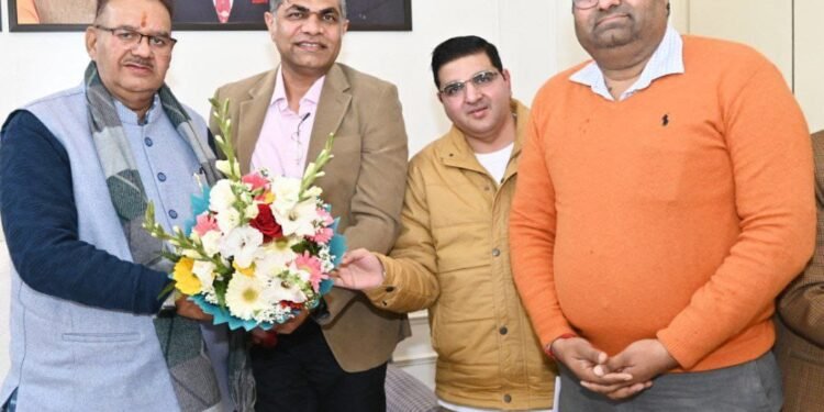 कृषि मंत्री गणेश जोशी से मुलाकात करते पतंजलि का प्रतिनिधि मंडल