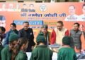 कैबिनेट मंत्री गणेश जोशी के जन्म दिवस को सेवा सप्ताह के तहत ब्लूमिंग बर्ड्स स्कूल गढ़ी कैंट के छात्र छात्राओं को ट्रैक सूट वितरित करते भाजपा प्रदेश अध्यक्ष महेंद्र भट्ट और कैबिनेट मंत्री गणेश जोशी