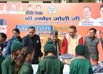 कैबिनेट मंत्री गणेश जोशी के जन्म दिवस को सेवा सप्ताह के तहत ब्लूमिंग बर्ड्स स्कूल गढ़ी कैंट के छात्र छात्राओं को ट्रैक सूट वितरित करते भाजपा प्रदेश अध्यक्ष महेंद्र भट्ट और कैबिनेट मंत्री गणेश जोशी