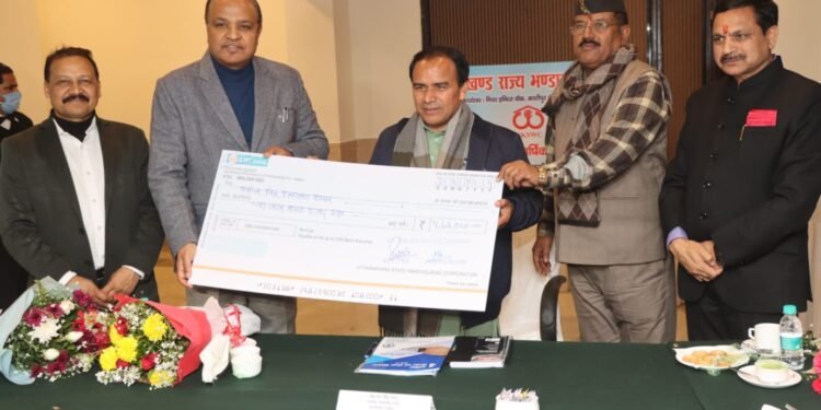 राजकीय भंडारण निगम के गोदामों में सोलर पैनल लगायें जाएंगे: डॉ धन सिंह रावत, सहकारिता मंत्री।