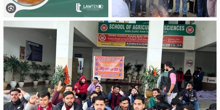 कोर्ट के आदेश के बावजूद विश्वविद्यालय परिसर में धरना प्रदर्शन जारी है। सोमवार को शांति भंग कर पुतला दहन किया गया।