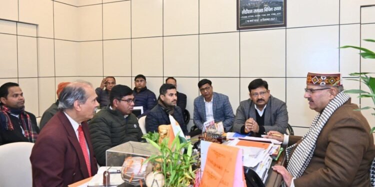 सैनिक कल्याण मंत्री गणेश जोशी ने गुरुवार को कैंप कार्यालय में देहरादून गुनियाल गांव में निर्माणाधीन सैन्य धाम के निर्माण कार्यों की विभागीय अधिकारियों के साथ समीक्षा बैठक की। 