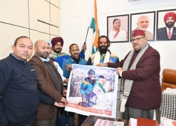 कैबिनेट मंत्री गणेश जोशी ने अंकित कुमार को बधाई एवं शुभकामनाएं देते हुए उनका शॉल ओढ़ाकर सम्मानित किया