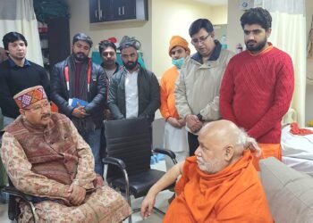 अस्पताल में भर्ती मशहूर संत रामभद्राचार्य का महाराज ने जाना हाल-चाल 