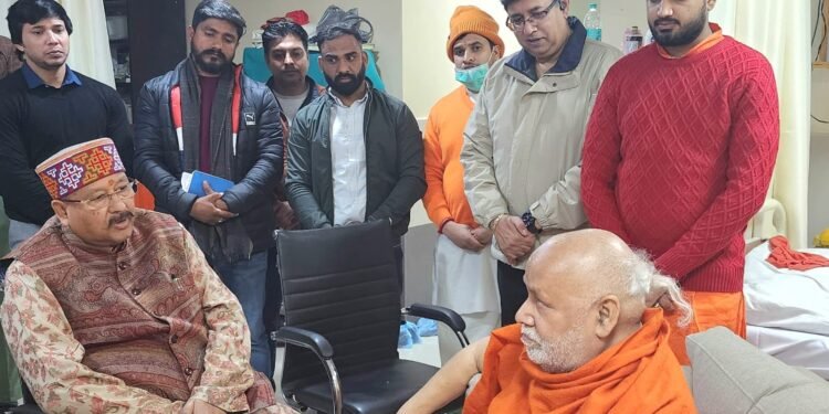 अस्पताल में भर्ती मशहूर संत रामभद्राचार्य का महाराज ने जाना हाल-चाल 