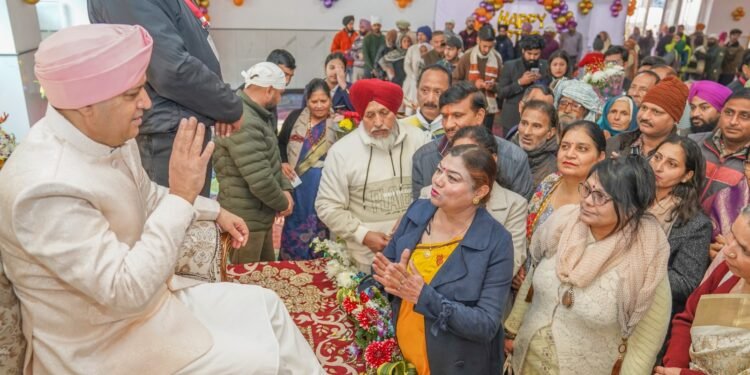 प्रकटोत्सव पर श्री महाराज जी ने कहा कि नर सेवा ही नारायण सेवा है। जो लोग जरूरतमंदों की सेवा करते हैं वे सच्चे समाजसेवी होते हैं सेवाधर्म ही सबसे बड़ा धर्म है