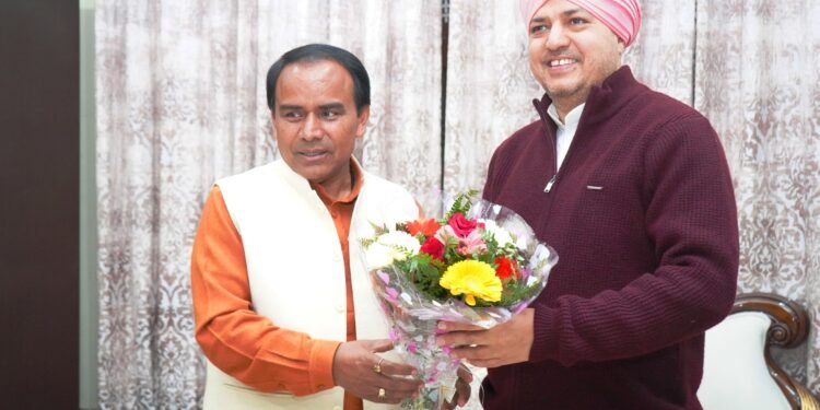 श्री महाराज जी ने डाॅ धन सिंह रावत को शिक्षा के क्षेत्र में एसजीआरआर एजुकेशन मिशन के अन्तर्गत संचालित एसजीआरआर स्कूलों के द्वारा स्कूली शिक्षा एवम् श्री गुरु राम राय विश्वविद्यालय के द्वारा उच्च शिक्षा में किये जा रहे कार्यों के बारे में भी जानकारी दी