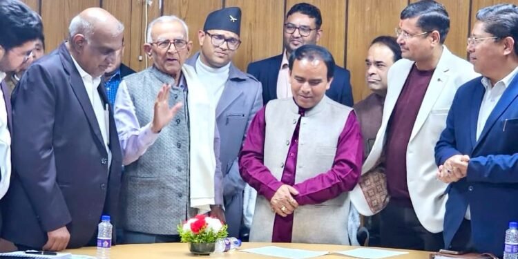 निजी नर्सिंग एवं पैरामेडिकल कालेजों की सभी समस्यायों का निराकरण होगा -डा धन सिंह रावत।