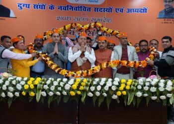 चंपावत में पशु फार्म की स्थापना इसी दृष्टिकोण के साथ की है कि दुधारू पशुओं की नस्ल में सुधार हो और प्रदेश में दुग्ध उत्पादन बढ़े: धामी