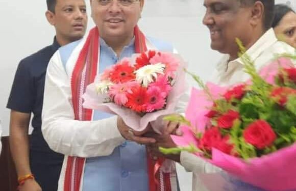 तलवार 1998 से पार्टी के विभिन्न दायित्वों पर काम कर रहे हैं। युवा मोर्चा के प्रदेश प्रवक्ता से लेकर पार्टी के आईटी विभाग के प्रदेश संयोजक व विभिन्न चुनाव में पार्टी का मीडिया प्रबंधन कुशलता से निभा चुके हैं