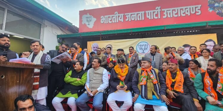 प्रदेश मुख्यालय में आज पार्टी ज्वाइन करने वालों की तादात इतनी अधिक रही कि कार्यक्रम को 3 पालियों में संपन्न करना पड़ा