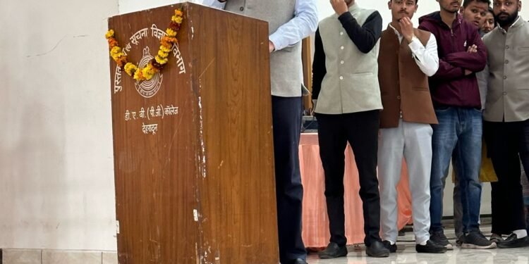 डी ए वी कॉलेज छात्र संघ सप्ताह में विशिष्ट अतिथि के रूप में शामिल होने का अवसर मिला इस मौके पर शुभकामनाएं देने के बाद छात्रों को संबोधित करते हुए कहा कि डी ए वी कॉलेज का अपना गौरवशाली इतिहास है और यह एक लम्बी विरासत का संवाहक है