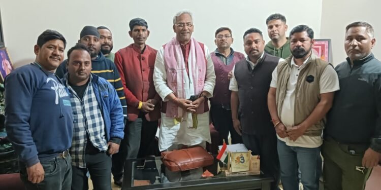 ऑटो यूनियन देहरादून ने पूर्व सीएम त्रिवेंद्र सिंह रावत को अपना समर्थन दिया। जिला अध्यक्ष मनेनदर सिंह बिष्ट के नेतृत्व में यूनियन के अन्य पदाधिकारी मौजूद रहे