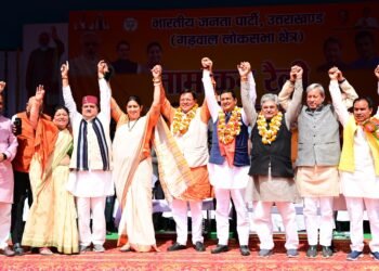 केंद्रीय महिला एवं बाल विकास मंत्री स्मृति ईरानी ने कहा कि देवभूमि का वोट राम मंदिर के विरोधियों को नहीं जाना चाहिए।