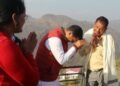 पहाड़ पुत्र व गढ़वाल प्रत्याशी अनिल बलूनी ने अपने प्राइमरी शिक्षा के अध्यापक रहे अवतार सिंह बिष्ट से उनके गांव मकलोड़ी, पो.ओ. दोनदल, कंडवालस्यूँ जाकर भेंट की और उनका आशीर्वाद लिया