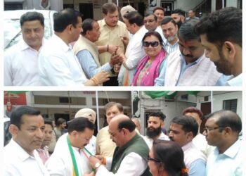 उत्तराखंड कांग्रेस कमेटी के मुख्य मीडिया समन्वयक राजीव महर्षि ने इस अवसर पर प्रदेश कांग्रेस अध्यक्ष करन माहरा को पार्टी चुनाव चिन्ह का बैज पहना कर अभियान का श्रीगणेश किया