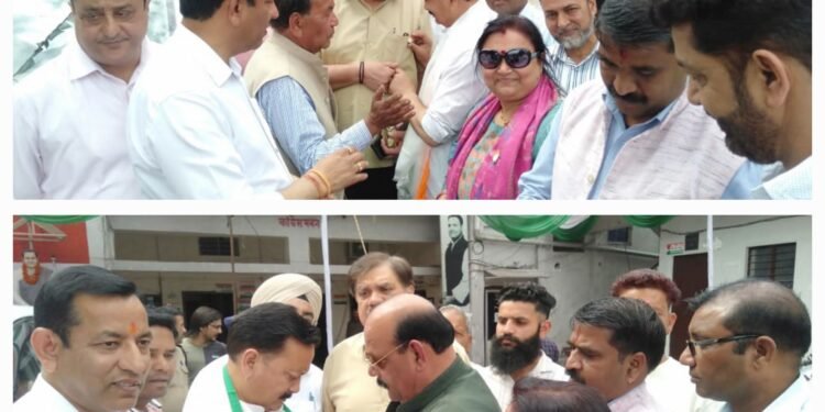 उत्तराखंड कांग्रेस कमेटी के मुख्य मीडिया समन्वयक राजीव महर्षि ने इस अवसर पर प्रदेश कांग्रेस अध्यक्ष करन माहरा को पार्टी चुनाव चिन्ह का बैज पहना कर अभियान का श्रीगणेश किया