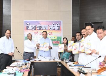 प्रभारी मंत्री ने जिलाधिकारी को लापरवाही करने वाले अधिकारियों पर सख्त कार्रवाई के भी निर्देश दिए